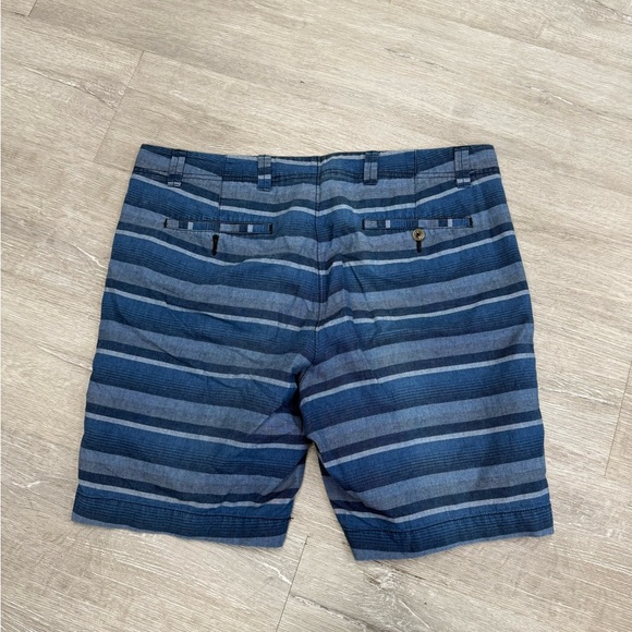 Roundtree & Yorke Blue & White Striped Shorts - Size 36 - Picture 2 of 3